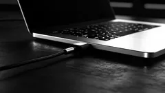 Cât de periculos este să ții laptopul conectat permanent la încărcător?