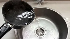 Ați turnat apă clocotită în chiuvetă? Aflați ce consecințe poate avea acest lucru asupra țevilor dumneavoastră